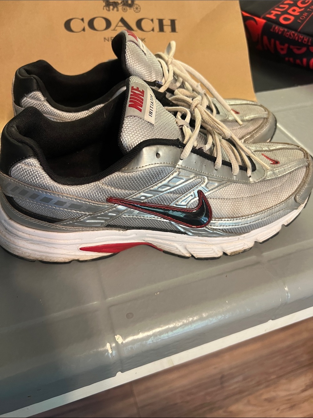 🔥Nike Men’s Initiator Silver and Red Athletic Sneakers